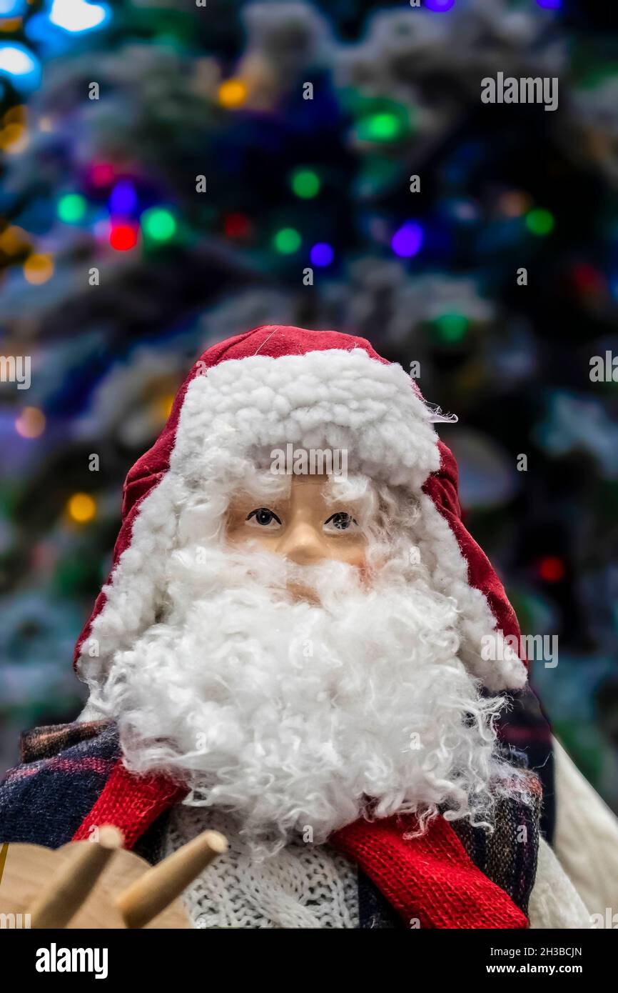 Natale decorazione sci babbo Natale in maglia di cavo maglione di fronte bokeh floccato albero di Natale - fuoco selettivo Foto Stock
