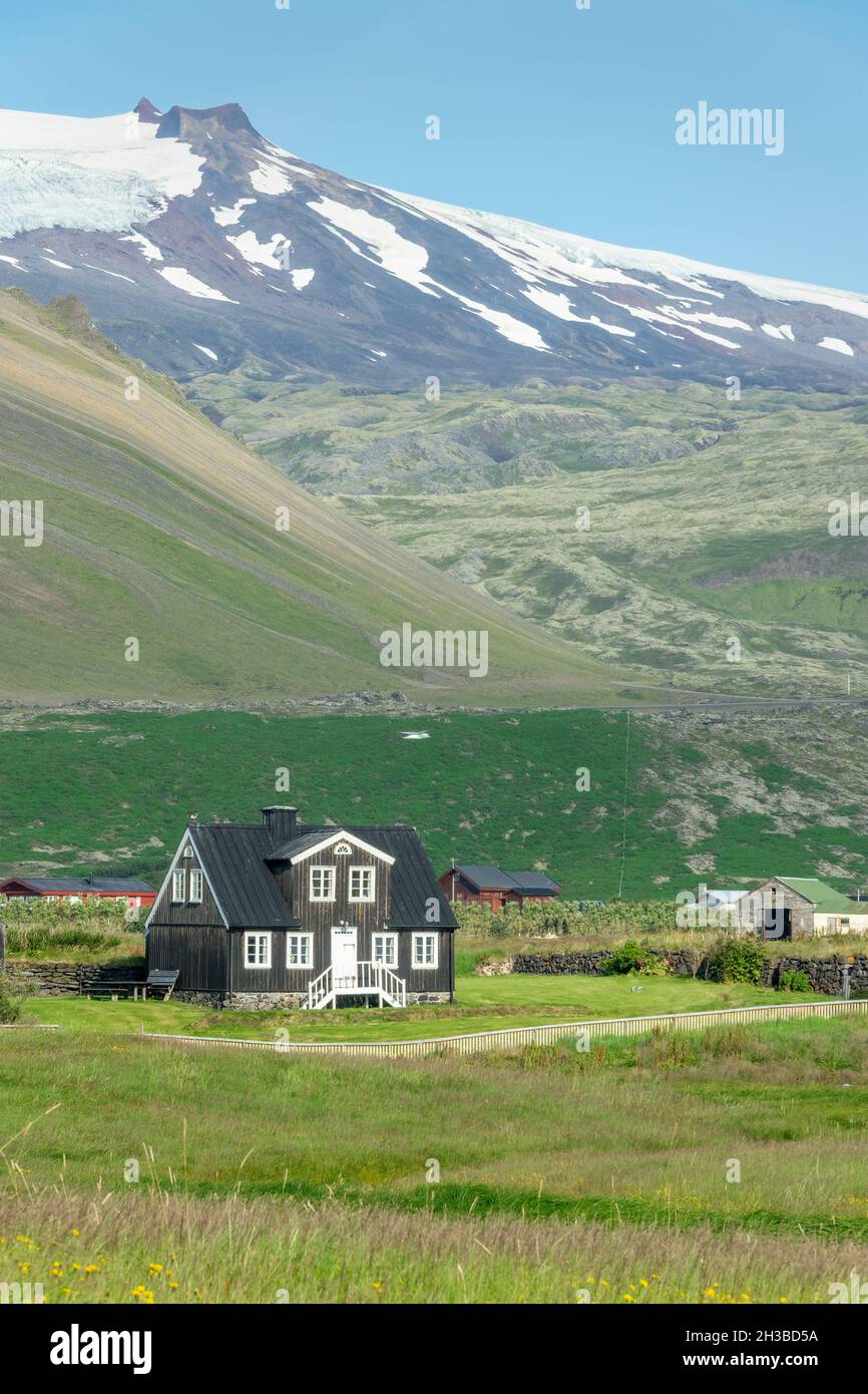 Casa in legno nero a Arnarstapi, penisola di Snaefellsnes, Islanda Foto Stock