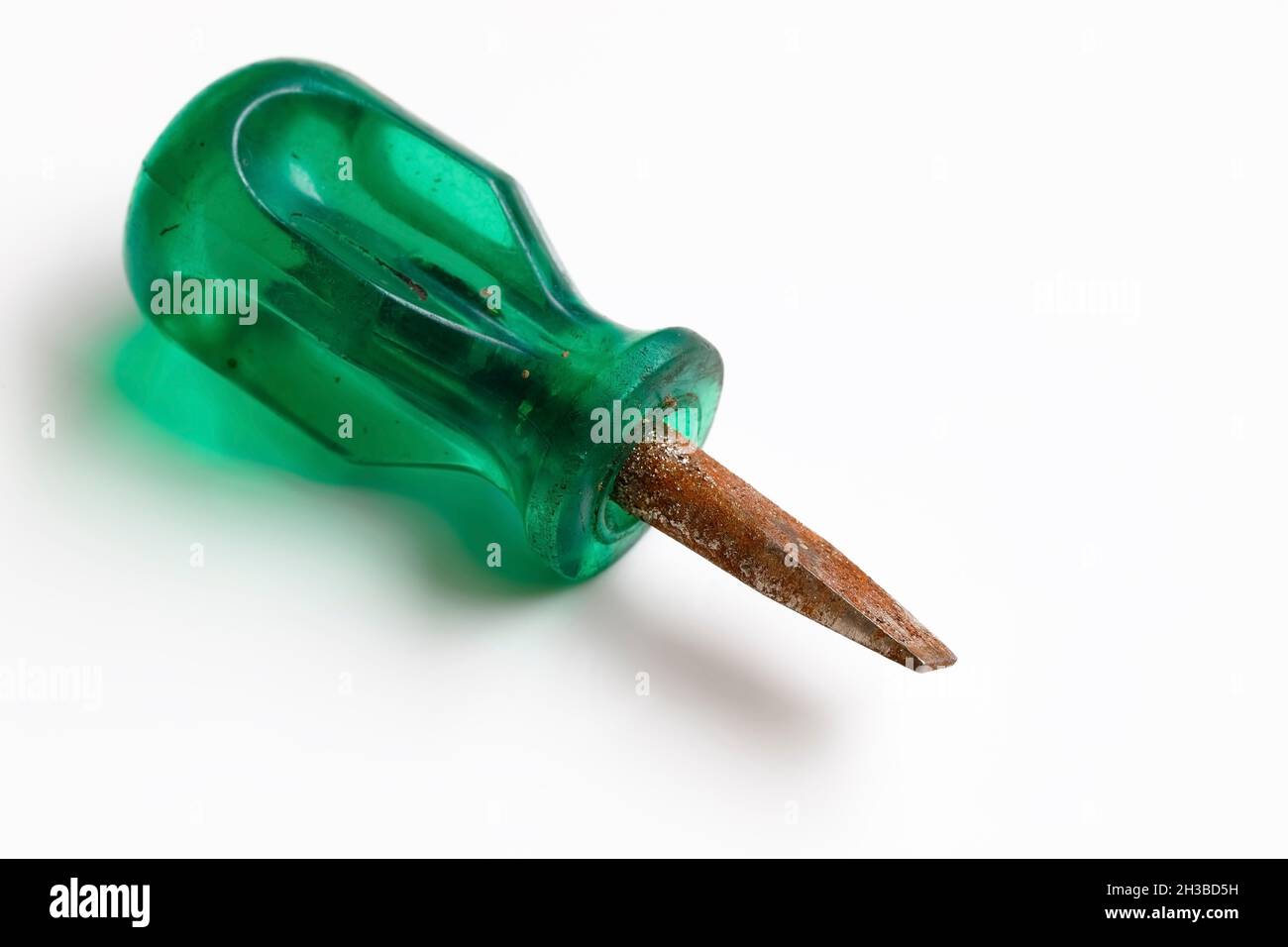 Il vecchio cacciavite è dotato di una maniglia verde Foto Stock