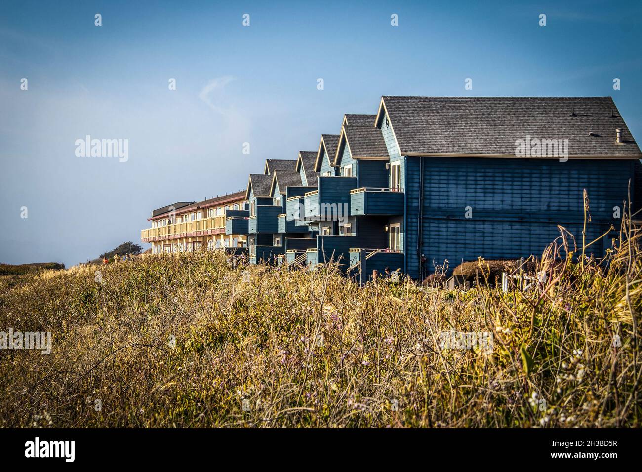 Hotel sulla spiaggia di ft Bragg California con portici che si affacciano sull'oceano all'ora d'oro. Foto Stock