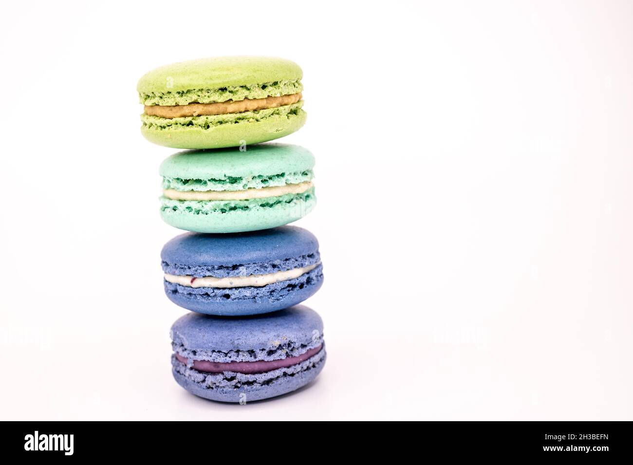 Torre pendente di macaron francesi in colori freschi Foto Stock