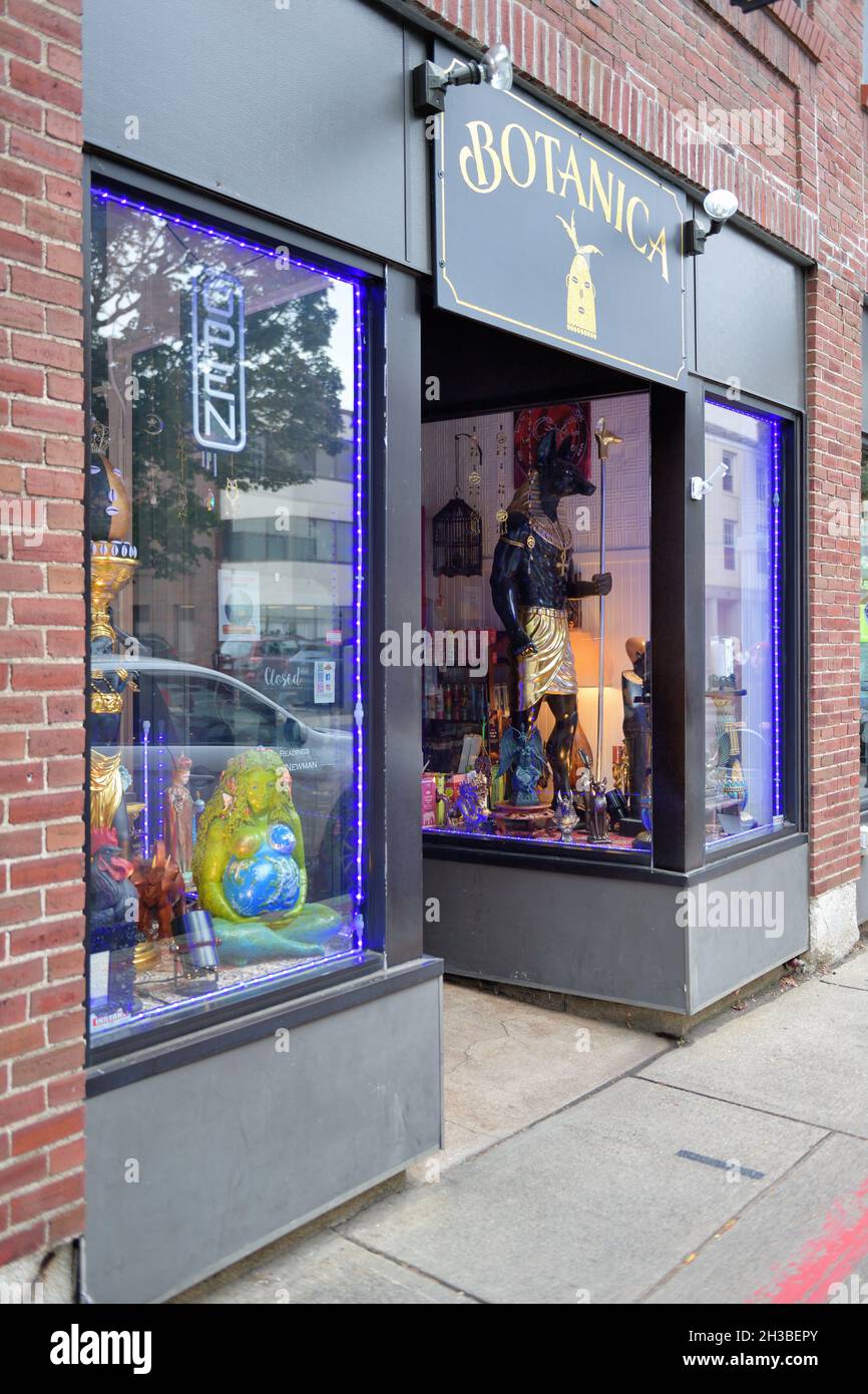 Salem, Massachusetts, Stati Uniti. Fai shopping davanti a finestre e merci dedicate alla famigerata storia della città delle prove delle streghe di Salem nel 1692. Foto Stock