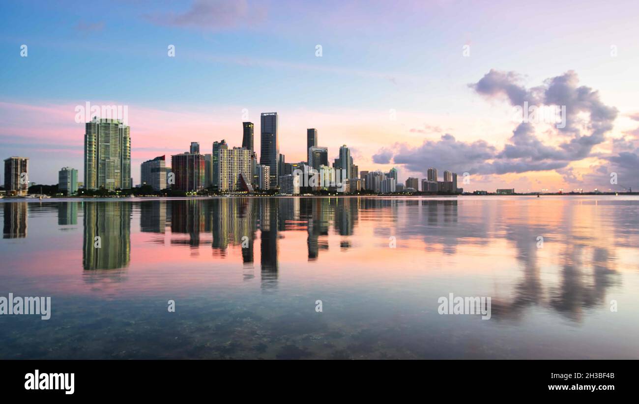 Lo skyline di Miami, Florida, riflette l'alba Foto Stock