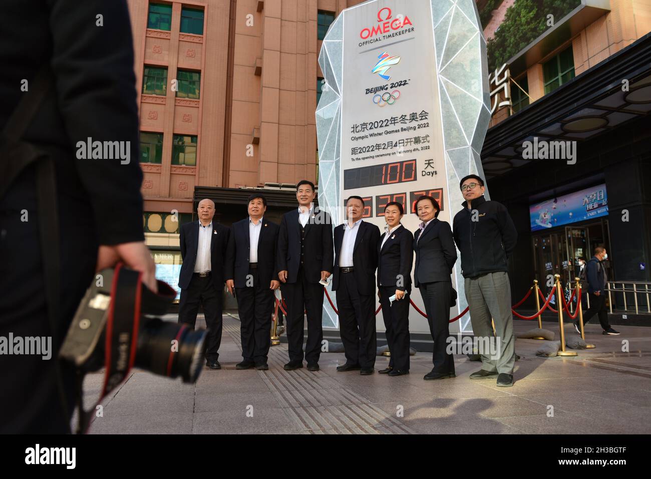 Pechino, Cina. 27 ottobre 2021. I turisti in posa per le foto di fronte al  conto alla rovescia per l'apertura dei Giochi Olimpici invernali in via  Wangfujing.Today i Giochi Olimpici invernali di