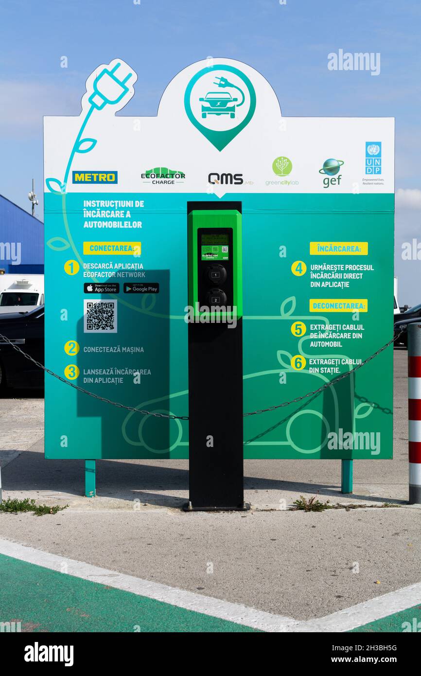 Chisinau, Moldavia - 17 ottobre 2021: Alimentazione per la ricarica di auto elettriche nel parcheggio Metro Cash e carry. Stazione di ricarica per auto elettriche cl Foto Stock