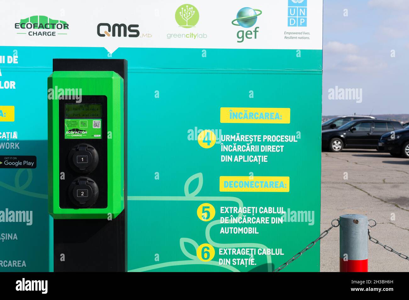 Chisinau, Moldavia - 17 ottobre 2021: Alimentazione per la ricarica di auto elettriche nel parcheggio Metro Cash e carry. Stazione di ricarica per auto elettriche cl Foto Stock