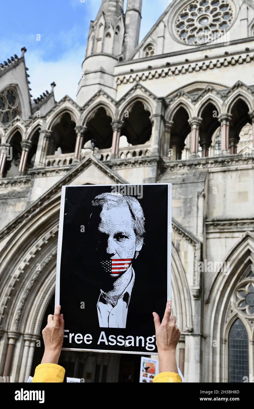 Londra, Regno Unito. Libera Julian Assange protesta. Udienza di appello finale, Corte di Giustizia TheRoyal, The Strand. Foto Stock