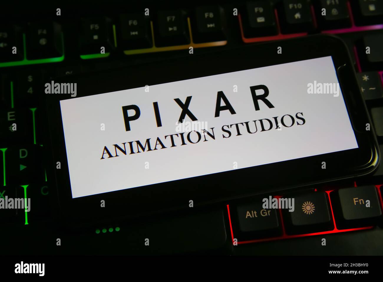 Viersen, Germania - 9 giugno. 2021: Primo piano dello schermo del telefono mobile con la scritta del logo della società di produzione di film pixar animation Studios su computer key Foto Stock