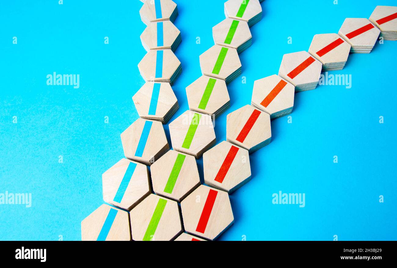 Diramazione delle linee in direzioni diverse. Multivettore e multidirezionale. Multiculturalismo e diversità. Concetto di conflitto. Conc. Multitasking Foto Stock