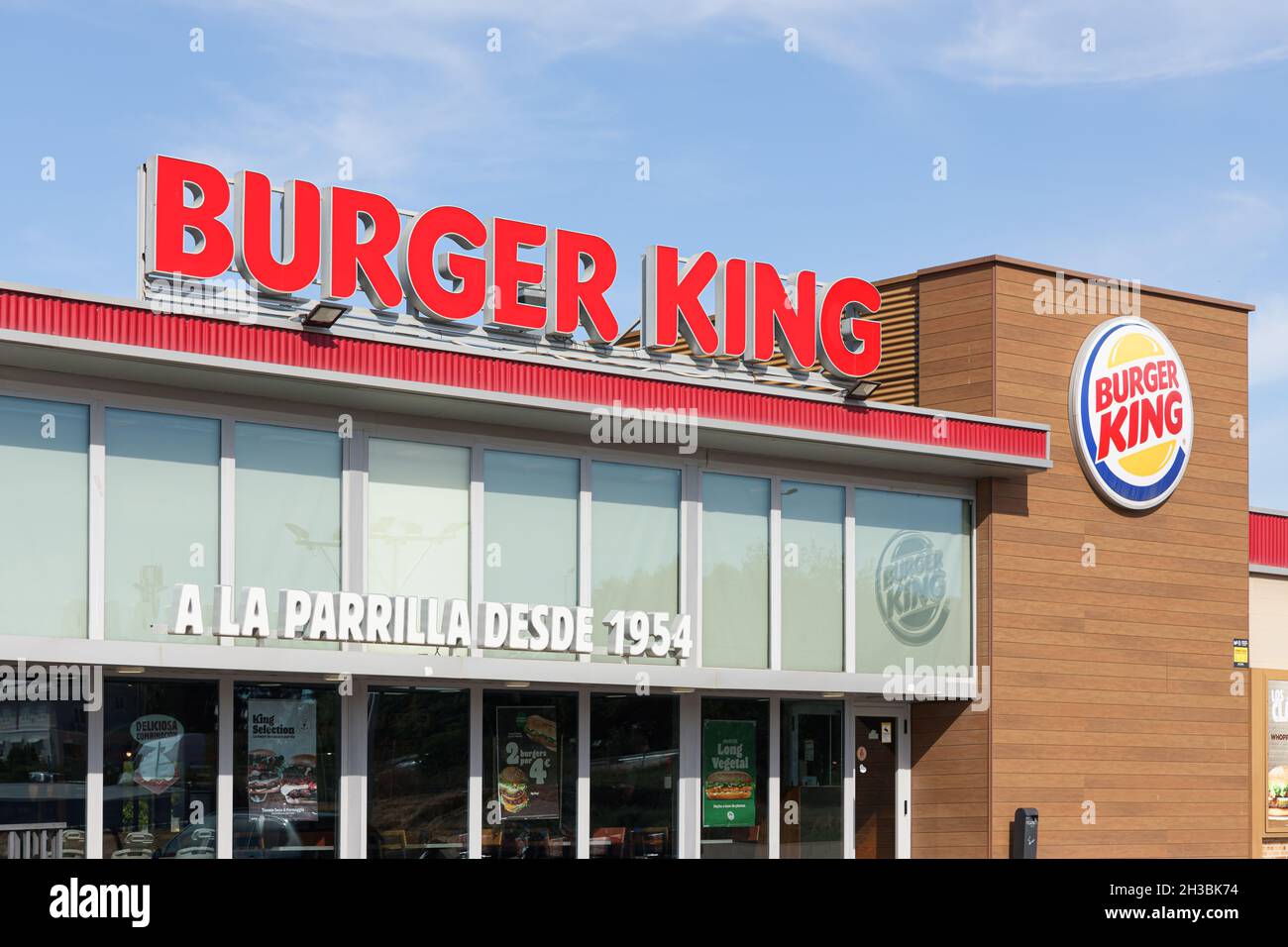 LA ELIANA, SPAGNA - 27 OTTOBRE 2021: Burger King è una catena multinazionale americana di fast food Foto Stock
