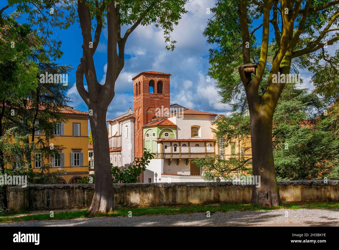 Viaggiare in Toscana. Le mura del parco pubblico di Lucca con la Chiesa di San Ponziano Foto Stock