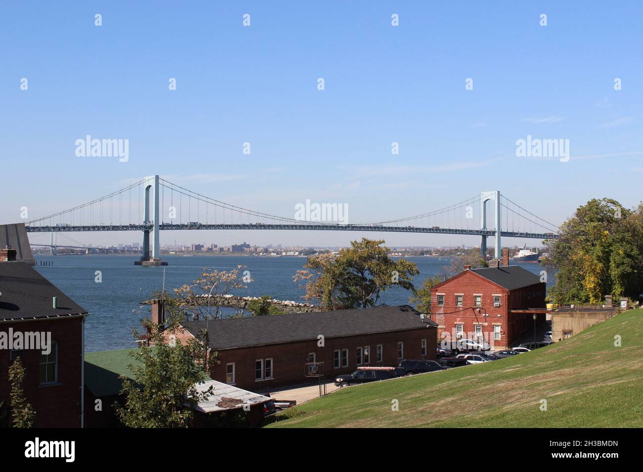 Throgs Neck Bridge da Fort Totten, Willets Point, Bayside, Queens, New York Foto Stock