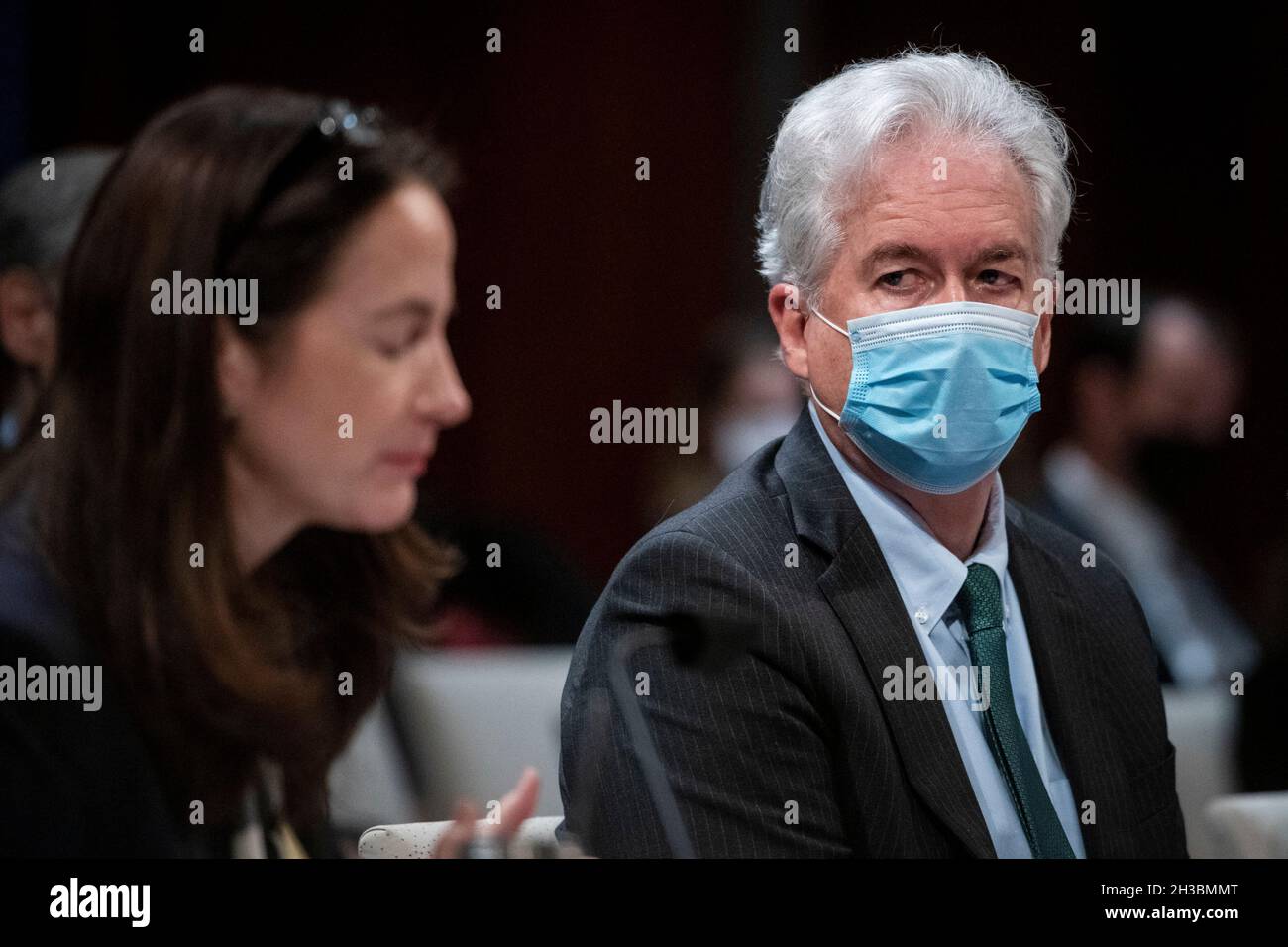 Washington, Vereinigte Staaten. 27 ottobre 2021. William Burns, Direttore, Central Intelligence Agency, Right, ascolta mentre Avril Haines, Direttore, Ufficio del Direttore della National Intelligence risponde alle domande durante la Camera permanente Select Committee on Intelligence Hearing âDiversity, Equity, Inclusion and Accessibility in the Intelligence Community: Una missione duratura Imperativeâ al Campidoglio degli Stati Uniti a Washington, DC, mercoledì 27 ottobre 2010. Credit: Rod Lammey/CNP/dpa/Alamy Live News Foto Stock