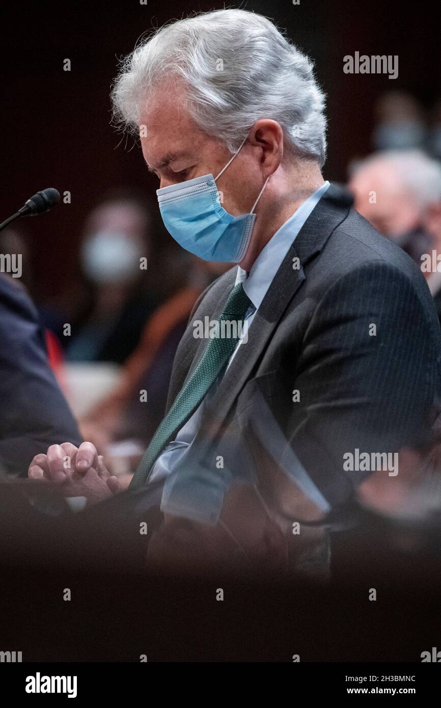 Washington, Vereinigte Staaten. 27 ottobre 2021. William Burns, Direttore, Central Intelligence Agency, appare durante la Camera permanente Select Committee on Intelligence Eudiing âDiversity, Equity, Inclusion and Accessibility in the Intelligence Community: An Enduring Mission Imperativeâ al Campidoglio degli Stati Uniti a Washington, DC, Mercoledì, 27 ottobre 2010. Credit: Rod Lammey/CNP/dpa/Alamy Live News Foto Stock