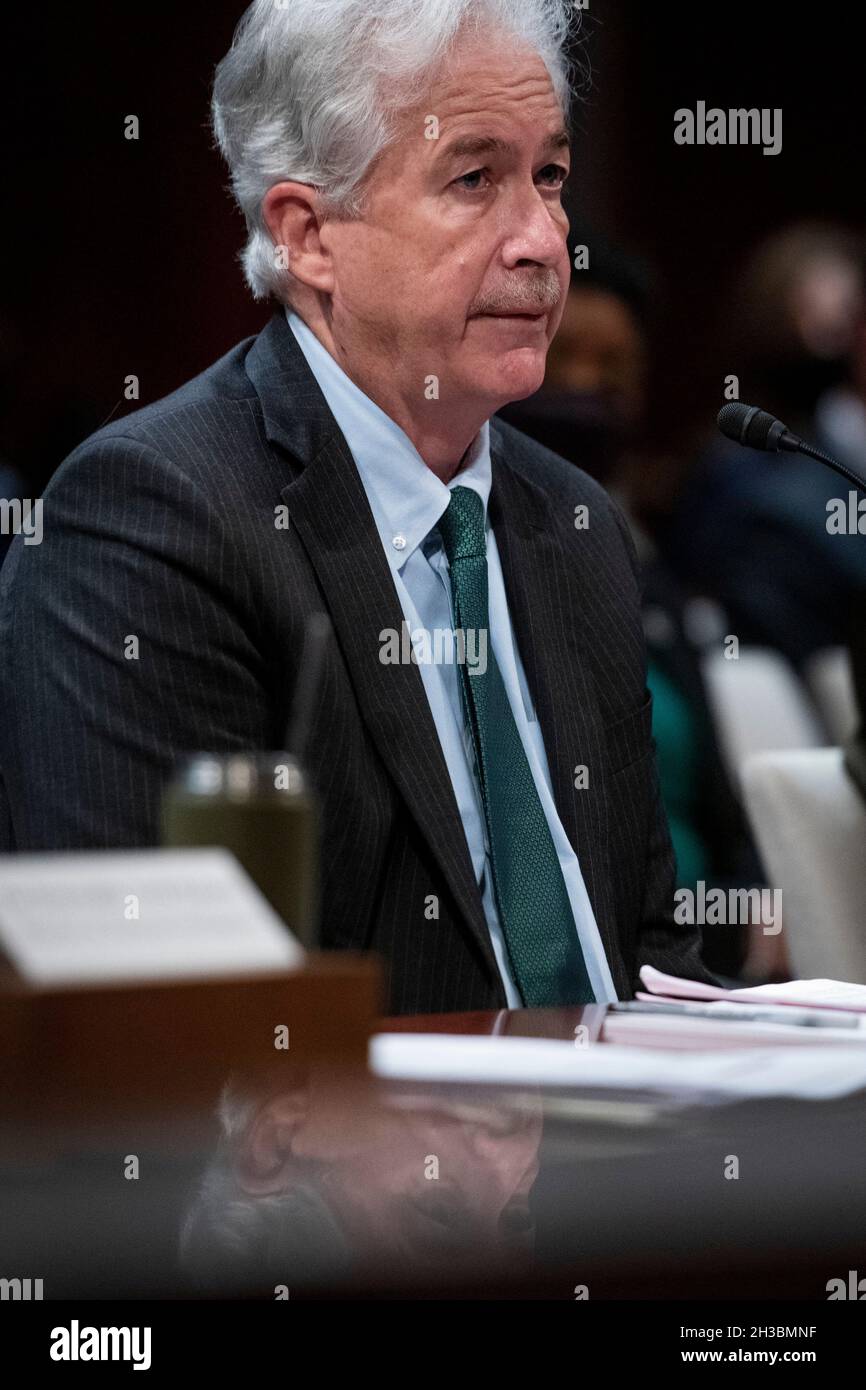 Washington, Vereinigte Staaten. 27 ottobre 2021. William Burns, Direttore, Central Intelligence Agency, appare durante la Camera permanente Select Committee on Intelligence Eudiing âDiversity, Equity, Inclusion and Accessibility in the Intelligence Community: An Enduring Mission Imperativeâ al Campidoglio degli Stati Uniti a Washington, DC, Mercoledì, 27 ottobre 2010. Credit: Rod Lammey/CNP/dpa/Alamy Live News Foto Stock