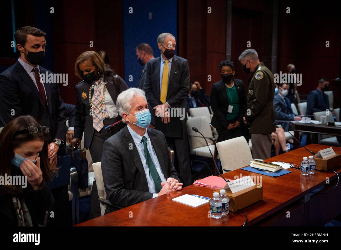 Washington, Vereinigte Staaten. 27 ottobre 2021. William Burns, direttore della Central Intelligence Agency, Right, e Avril Haines, Direttore, Ufficio del Direttore della National Intelligence, a sinistra, prendere i loro seggi durante la Camera permanente Select Committee on Intelligence Eudiing âDiversity, Equity, Inclusion and Accessibility in the Intelligence Community: An Enduring Mission Imperativeâ al Campidoglio degli Stati Uniti a Washington, DC, Mercoledì, 27 ottobre 2010. Credit: Rod Lammey/CNP/dpa/Alamy Live News Foto Stock