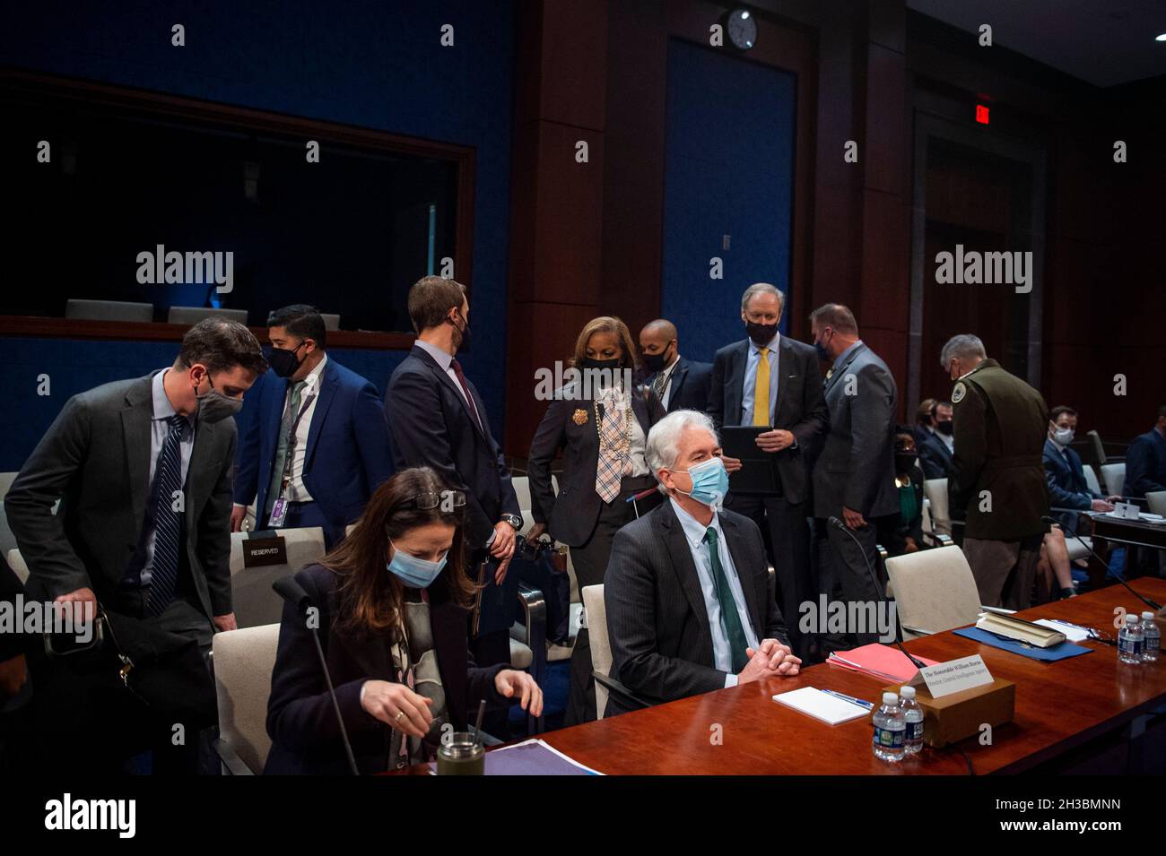 Washington, Vereinigte Staaten. 27 ottobre 2021. William Burns, direttore della Central Intelligence Agency, Right, e Avril Haines, Direttore, Ufficio del Direttore della National Intelligence, a sinistra, prendere i loro seggi durante la Camera permanente Select Committee on Intelligence Eudiing âDiversity, Equity, Inclusion and Accessibility in the Intelligence Community: An Enduring Mission Imperativeâ al Campidoglio degli Stati Uniti a Washington, DC, Mercoledì, 27 ottobre 2010. Credit: Rod Lammey/CNP/dpa/Alamy Live News Foto Stock