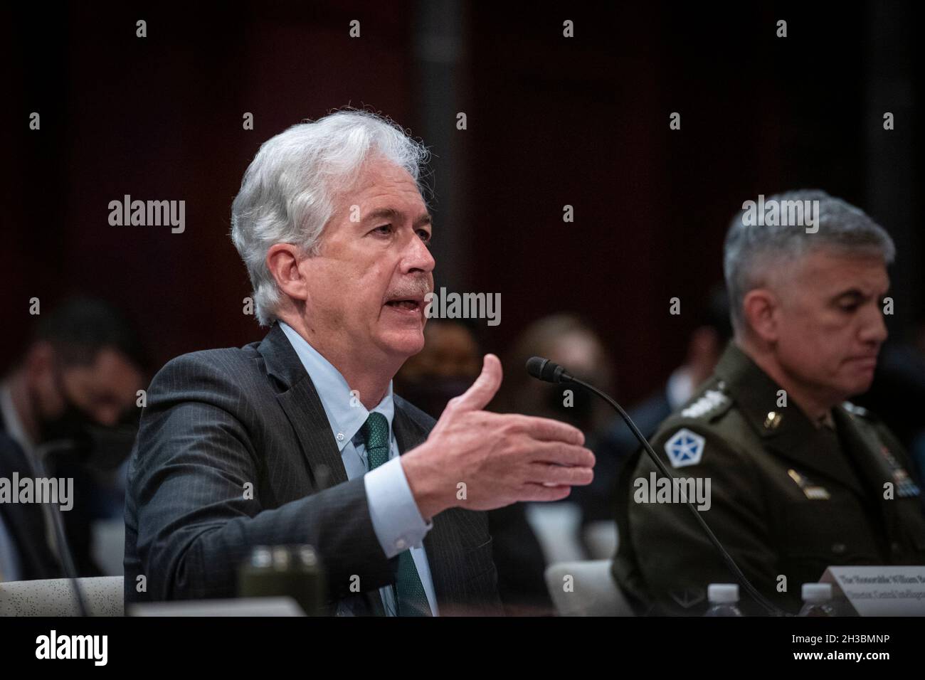 Washington, Vereinigte Staaten. 27 ottobre 2021. William Burns, Direttore, Central Intelligence Agency, appare durante la Camera permanente Select Committee on Intelligence Eudiing âDiversity, Equity, Inclusion and Accessibility in the Intelligence Community: An Enduring Mission Imperativeâ al Campidoglio degli Stati Uniti a Washington, DC, Mercoledì, 27 ottobre 2010. Credit: Rod Lammey/CNP/dpa/Alamy Live News Foto Stock