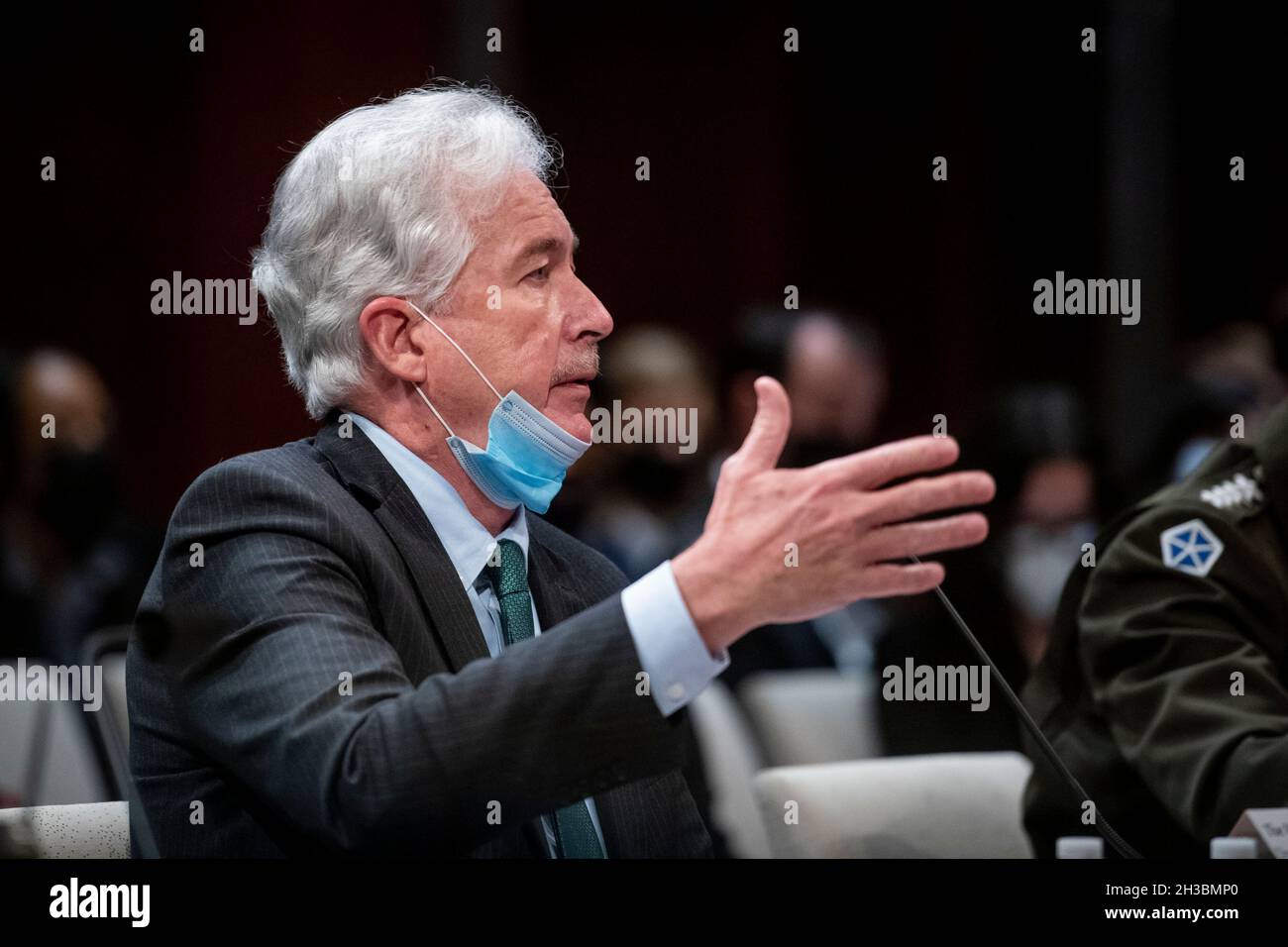 Washington, Vereinigte Staaten. 27 ottobre 2021. William Burns, Direttore, Central Intelligence Agency, appare durante la Camera permanente Select Committee on Intelligence Eudiing âDiversity, Equity, Inclusion and Accessibility in the Intelligence Community: An Enduring Mission Imperativeâ al Campidoglio degli Stati Uniti a Washington, DC, Mercoledì, 27 ottobre 2010. Credit: Rod Lammey/CNP/dpa/Alamy Live News Foto Stock