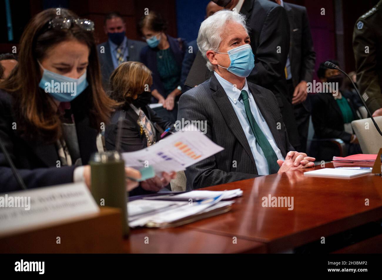 Washington, Vereinigte Staaten. 27 ottobre 2021. William Burns, direttore della Central Intelligence Agency, Right, e Avril Haines, Direttore, Ufficio del Direttore della National Intelligence, a sinistra, prendere i loro seggi durante la Camera permanente Select Committee on Intelligence Eudiing âDiversity, Equity, Inclusion and Accessibility in the Intelligence Community: An Enduring Mission Imperativeâ al Campidoglio degli Stati Uniti a Washington, DC, Mercoledì, 27 ottobre 2010. Credit: Rod Lammey/CNP/dpa/Alamy Live News Foto Stock