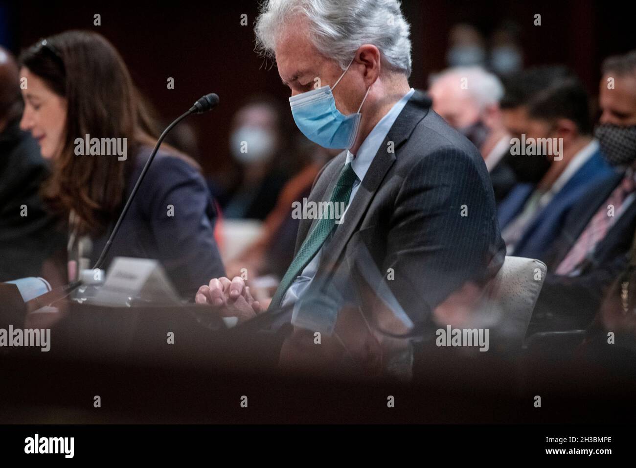 Washington, Vereinigte Staaten. 27 ottobre 2021. William Burns, Direttore, Central Intelligence Agency, appare durante la Camera permanente Select Committee on Intelligence Eudiing âDiversity, Equity, Inclusion and Accessibility in the Intelligence Community: An Enduring Mission Imperativeâ al Campidoglio degli Stati Uniti a Washington, DC, Mercoledì, 27 ottobre 2010. Credit: Rod Lammey/CNP/dpa/Alamy Live News Foto Stock