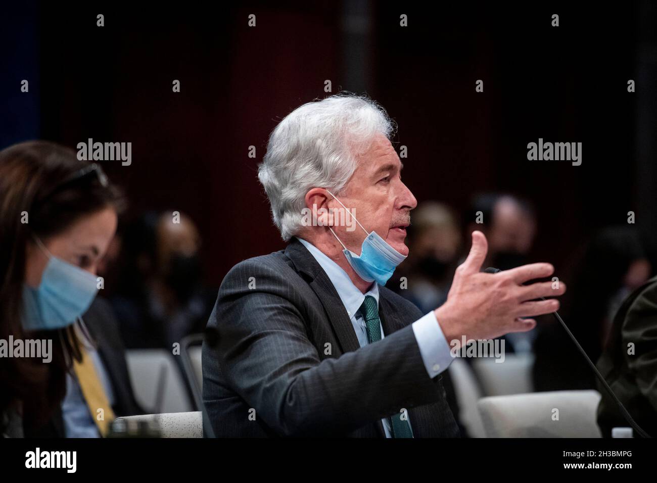 Washington, Vereinigte Staaten. 27 ottobre 2021. William Burns, Direttore, Central Intelligence Agency, appare durante la Camera permanente Select Committee on Intelligence Eudiing âDiversity, Equity, Inclusion and Accessibility in the Intelligence Community: An Enduring Mission Imperativeâ al Campidoglio degli Stati Uniti a Washington, DC, Mercoledì, 27 ottobre 2010. Credit: Rod Lammey/CNP/dpa/Alamy Live News Foto Stock