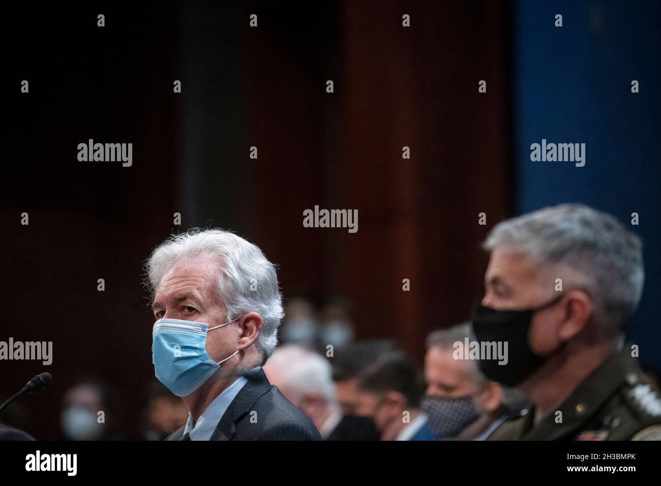 Washington, Vereinigte Staaten. 27 ottobre 2021. William Burns, Direttore, Central Intelligence Agency, a sinistra, e il generale Paul Nakasone, Direttore, National Security Agency, a destra, appaiono durante House Permanent Select Committee on Intelligence Asuring âDiversity, Equity, Inclusion and Accessibility in the Intelligence Community: An Enduring Mission Imperativeâ al Campidoglio degli Stati Uniti a Washington, DC, Mercoledì 27 ottobre 2010. Credit: Rod Lammey/CNP/dpa/Alamy Live News Foto Stock