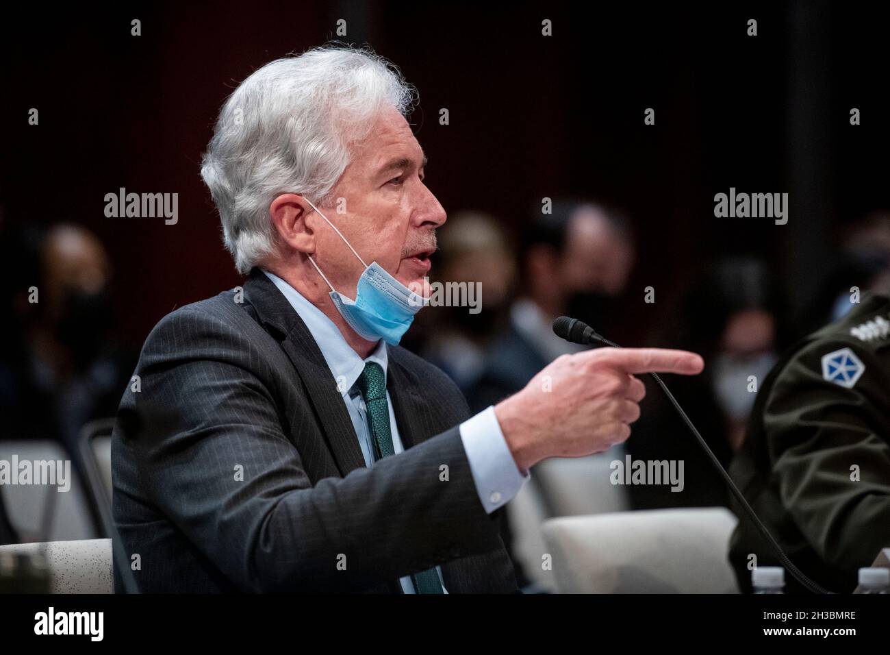 Washington, Vereinigte Staaten. 27 ottobre 2021. William Burns, Direttore, Central Intelligence Agency, appare durante la Camera permanente Select Committee on Intelligence Eudiing âDiversity, Equity, Inclusion and Accessibility in the Intelligence Community: An Enduring Mission Imperativeâ al Campidoglio degli Stati Uniti a Washington, DC, Mercoledì, 27 ottobre 2010. Credit: Rod Lammey/CNP/dpa/Alamy Live News Foto Stock