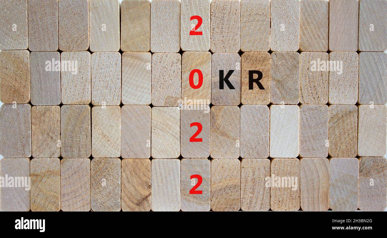 OKR, simbolo obiettivi e risultati chiave. Blocchi di legno con le parole 'OKR 2022' su uno splendido sfondo di legno. Business, OKR 2022, obiettivi e obiettivi chiave Foto Stock