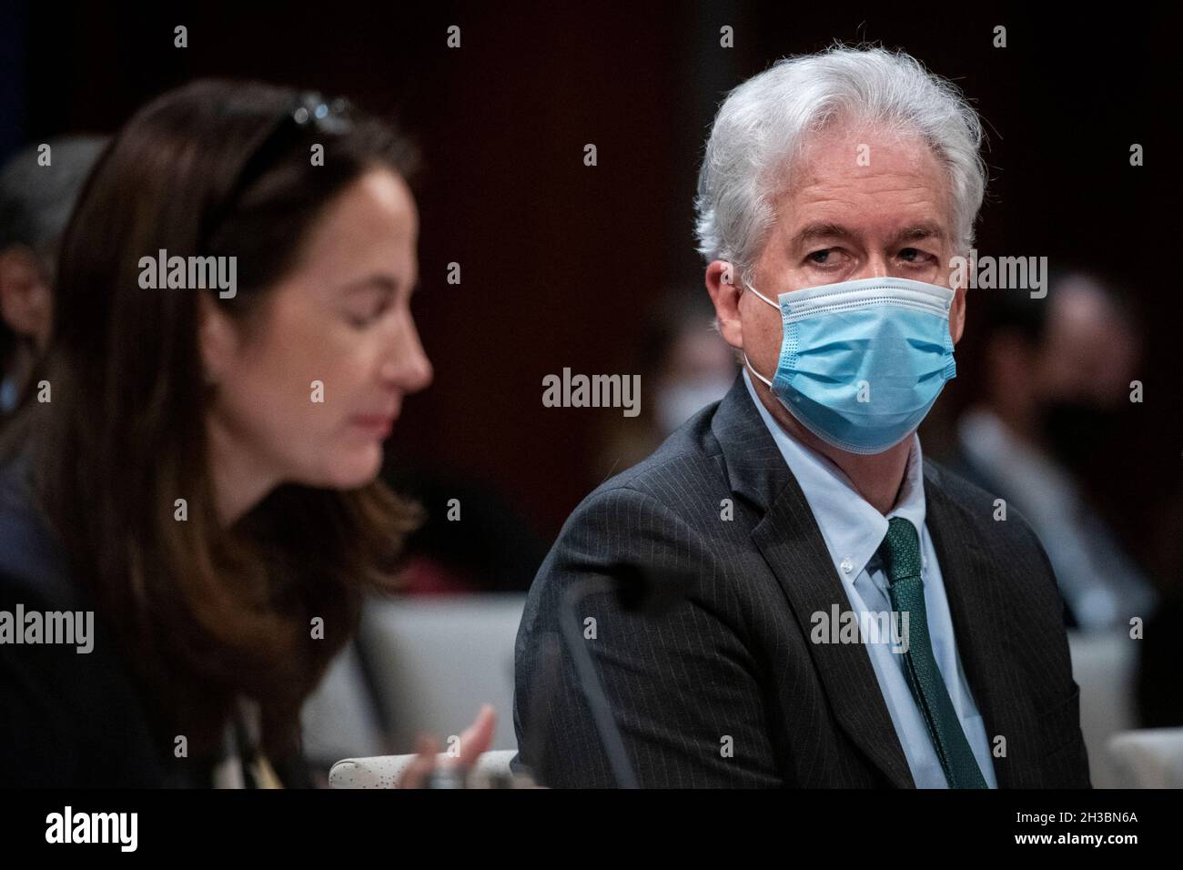 William Burns, Direttore, Central Intelligence Agency, Right, ascolta mentre Avril Haines, Direttore, Ufficio del Direttore della National Intelligence risponde alle domande durante la Camera permanente Select Committee on Intelligence Hearing “diversità, equità, inclusione e accessibilità nella Intelligence Community: A Enduring Mission imperative” al Campidoglio degli Stati Uniti di Washington, DC, mercoledì 27 ottobre 2010. Credit: Rod Lammey/CNP /MediaPunch Foto Stock