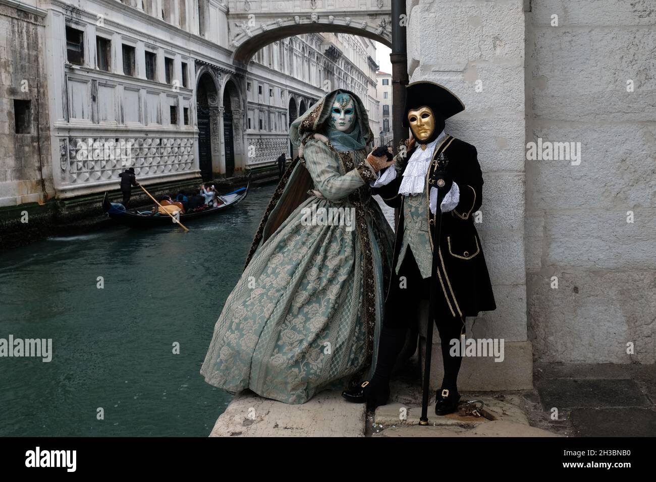 Le maschere posa per i fotografi durante il Carnevale di Venezia. Venezia. Italia Febbraio 2017,(MVS) Foto Stock