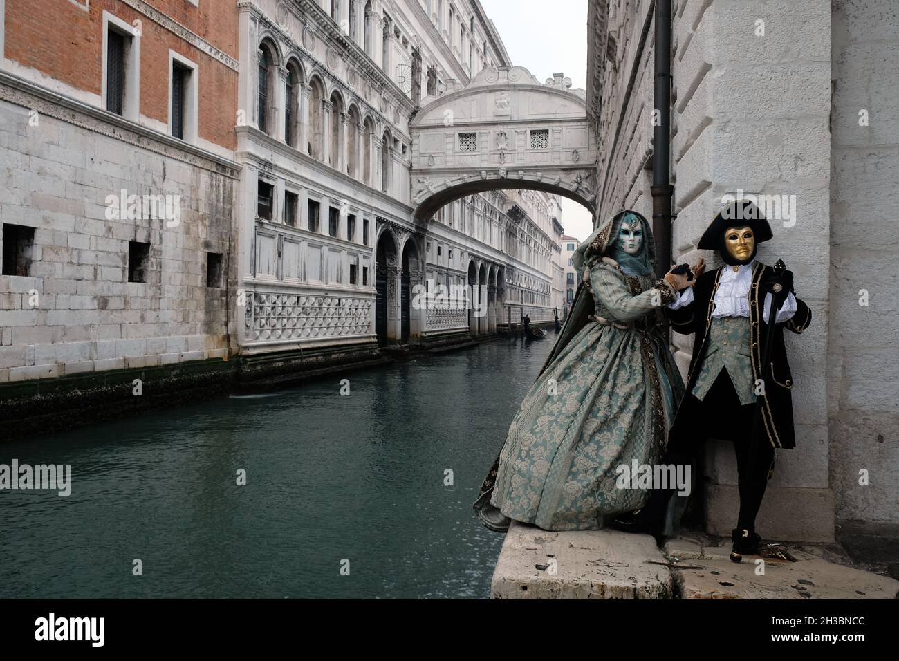 Le maschere posa per i fotografi durante il Carnevale di Venezia. Venezia. Italia Febbraio 2017,(MVS) Foto Stock
