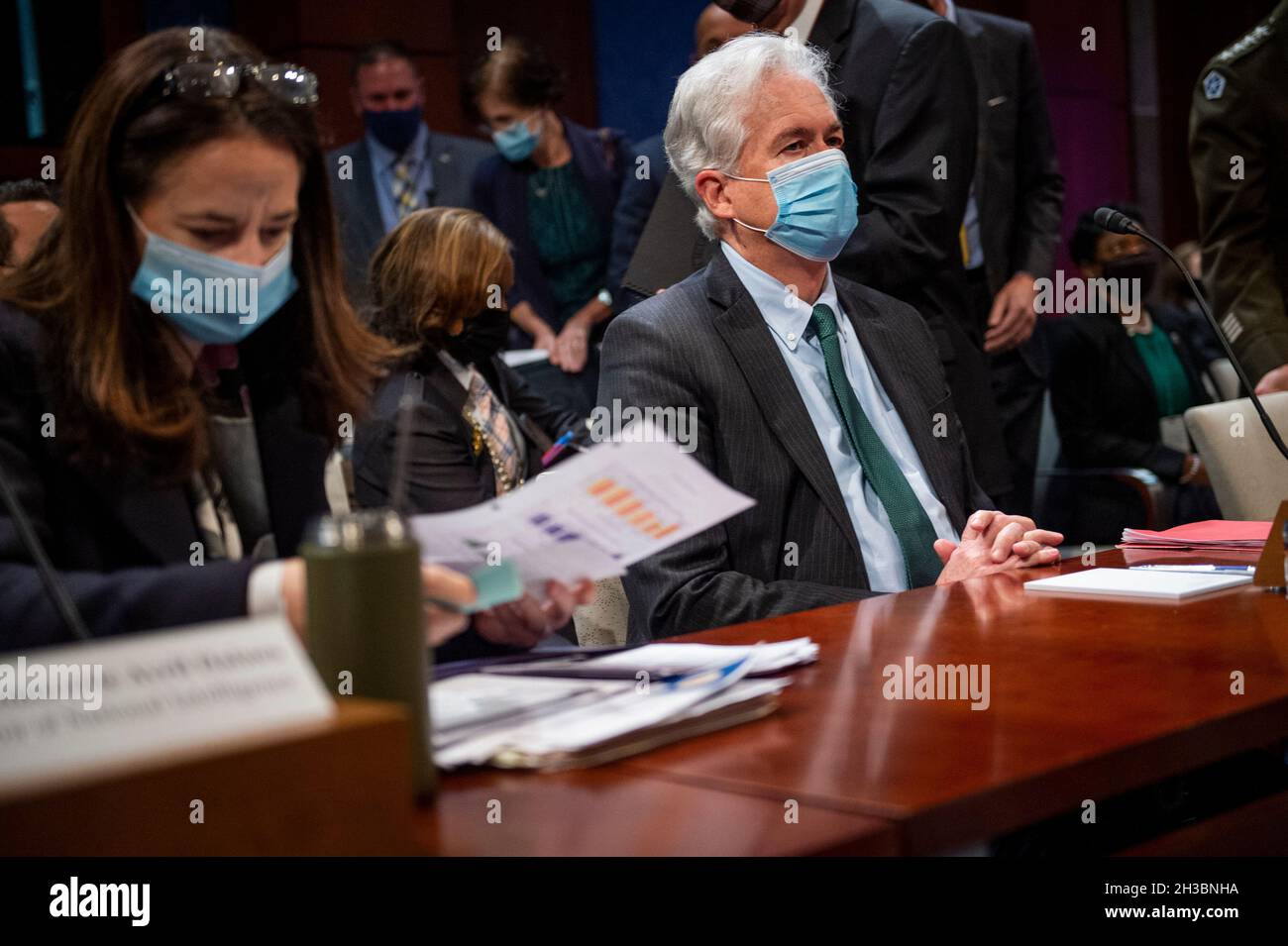 William Burns, direttore della Central Intelligence Agency, Right, e Avril Haines, Il direttore, ufficio del direttore della National Intelligence, a sinistra, prende posto durante la Camera Permanent Select Committee on Intelligence Eudiing “Diversity, Equity, Inclusion and Accessibility in the Intelligence Community: An Enduring Mission imperative” presso il Campidoglio degli Stati Uniti di Washington, DC, mercoledì 27 ottobre 2010. Credit: Rod Lammey/CNP /MediaPunch Foto Stock