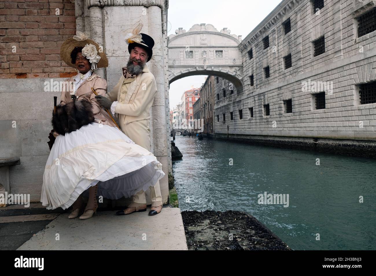 Le maschere posa per i fotografi durante il Carnevale di Venezia. Venezia. Foto Stock