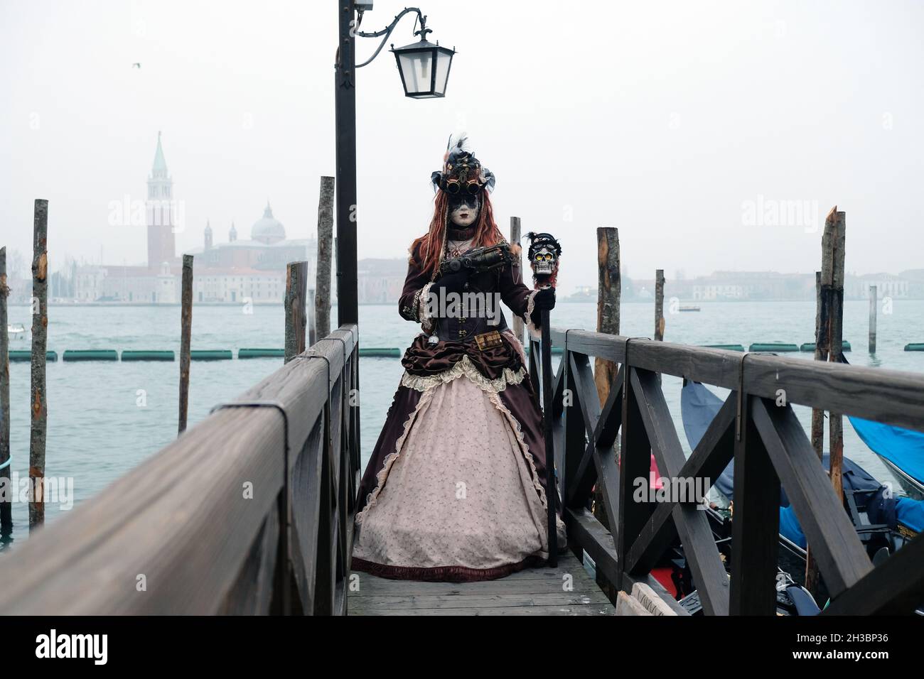 Le maschere posa per i fotografi durante il Carnevale di Venezia. Venezia. Italia 26 febbraio 2017,(MVS) Foto Stock