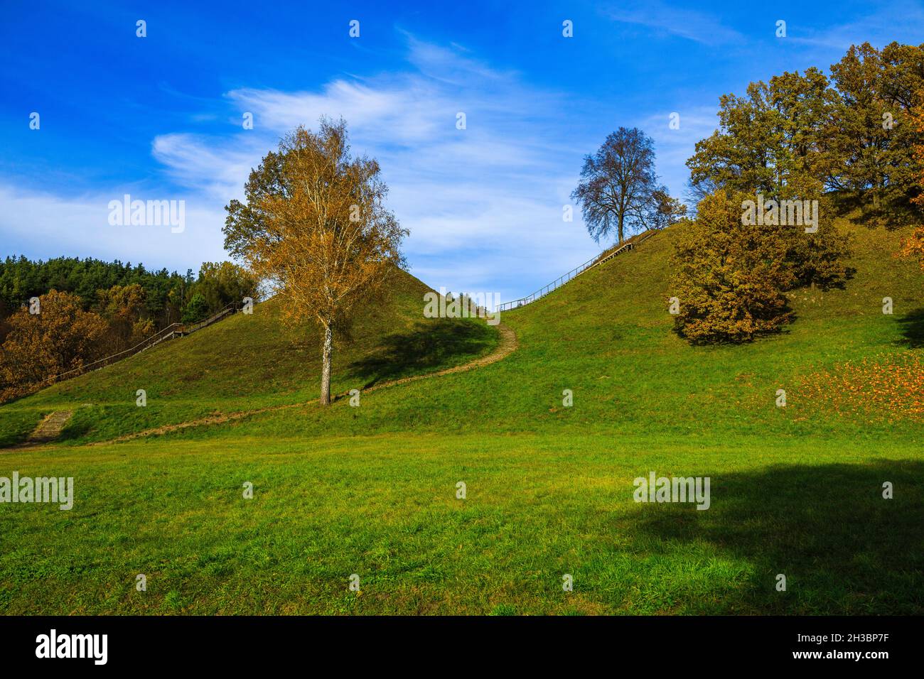 Colorato paesaggio autunnale vicino alla collina del castello di Alytus Foto Stock