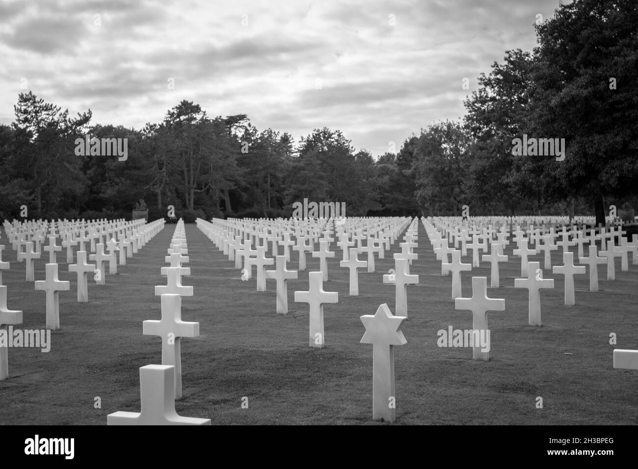Cimitero di guerra americano e una stella ebraica a Omaha Beach, Normandia. Bianco e nero. Foto Stock