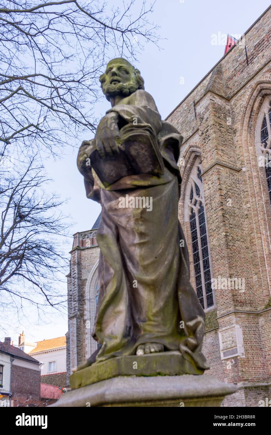 Bruges, Belgio - 17 Febbraio 2018: Statua di fronte alla chiesa di Foto Stock