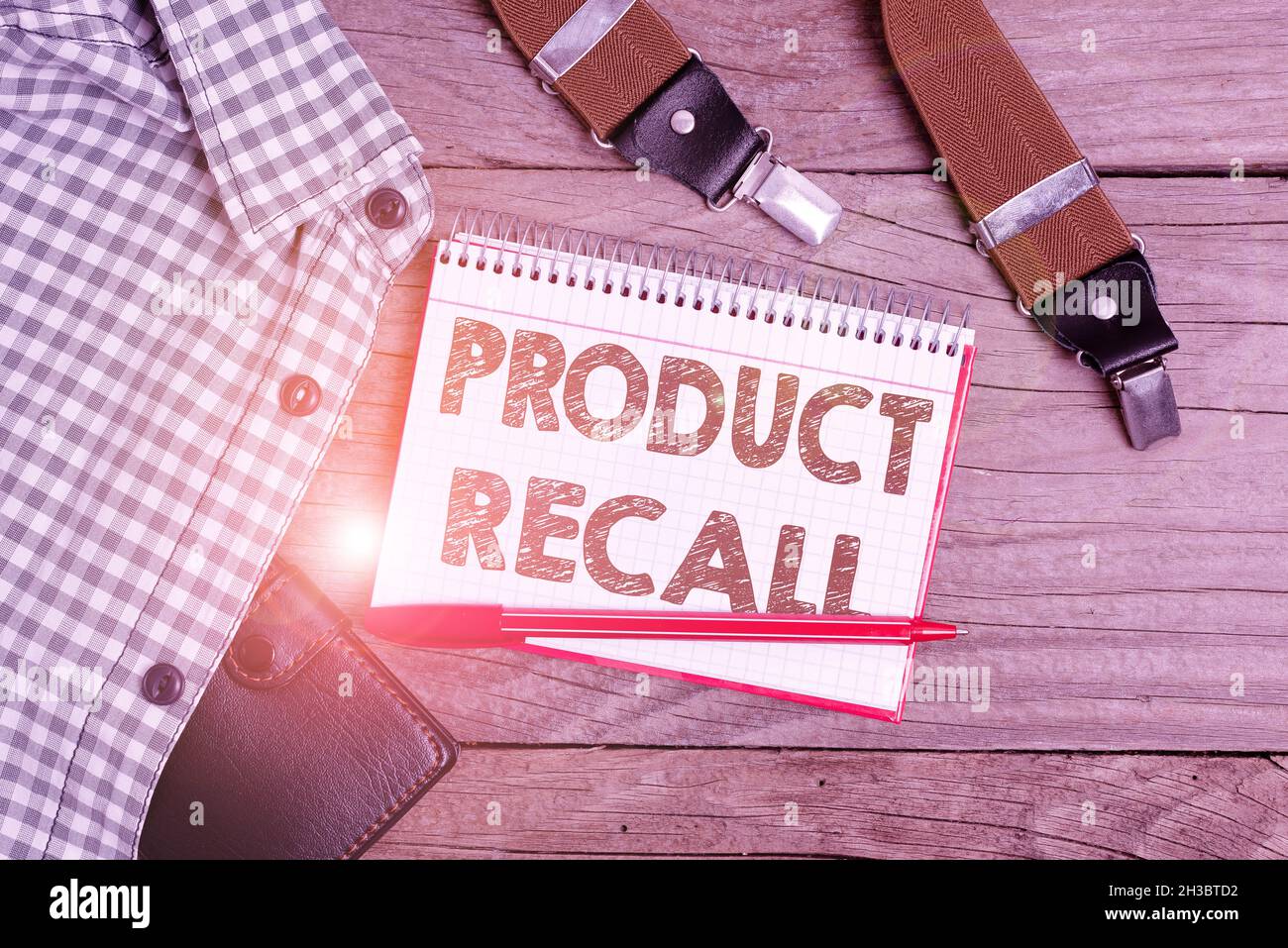 Cartello di testo con la dicitura Product Recall (richiamo prodotto). Panoramica aziendale richiesta da parte di un'azienda di restituire il prodotto a causa di qualche problema che presenta un nuovo abbigliamento adeguato Foto Stock