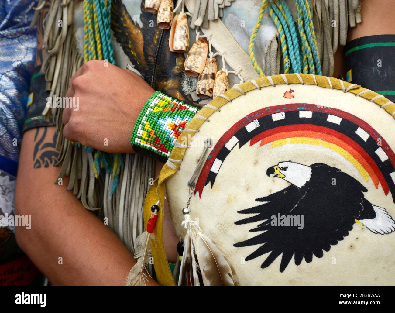 I membri nativi americani di un gruppo di danza di Ohkay Owingeh pueblo in New Mexico si esibiscono in un evento della Giornata dei popoli indigeni a Santa Fe, New Mexico. Foto Stock