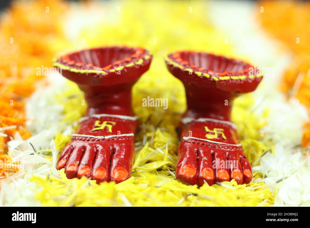 Piedi della dea indù Lakshmi chiamato Laxmi Charan con Diya, profondo o dia su Rangoli fiore di Marigold. Tema per Shubh Deepawali e Laxmi Pooja Foto Stock