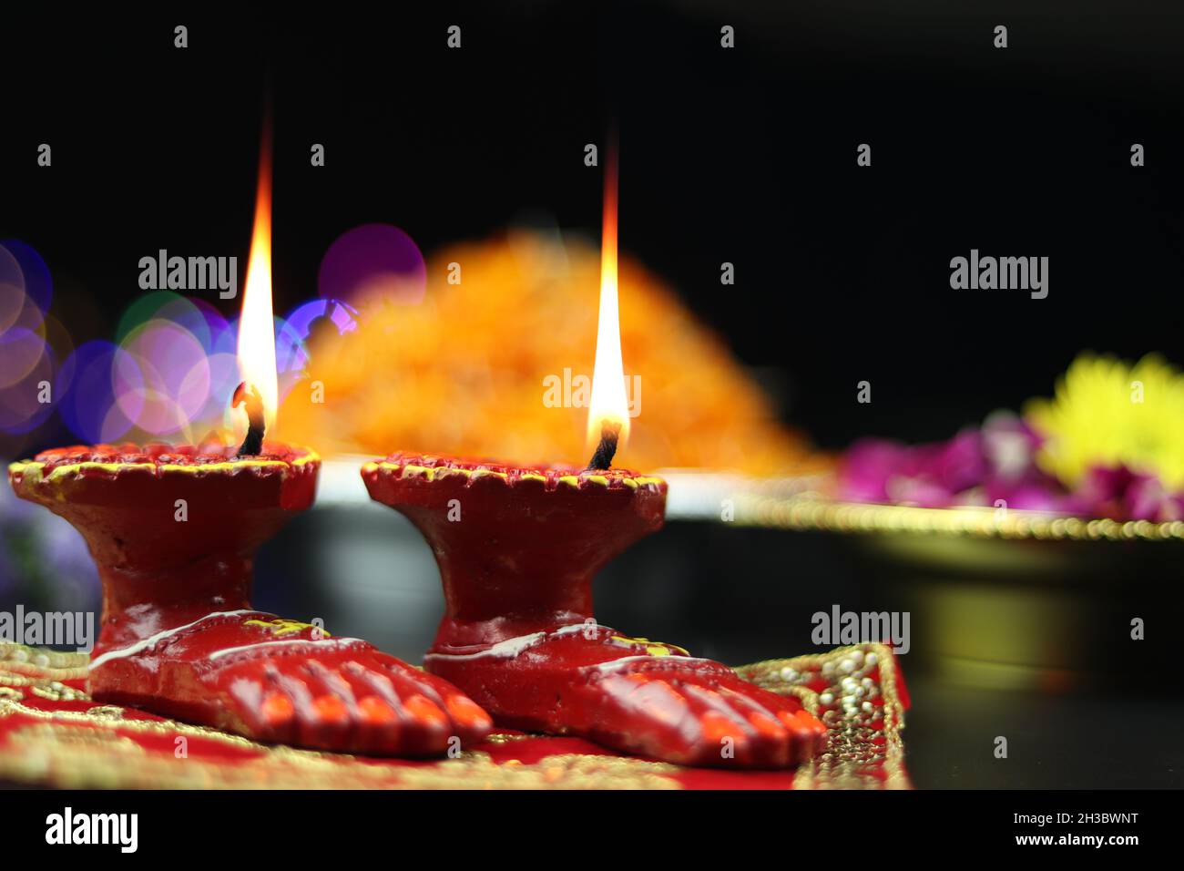 Clay Lamp conosciuta come Diya, Deep, Diyo, Deepa o Deepam con i piedi della dea Lakshmi Charan illuminante. Tema Shubh Deepawali e Laxmi Pooja Foto Stock
