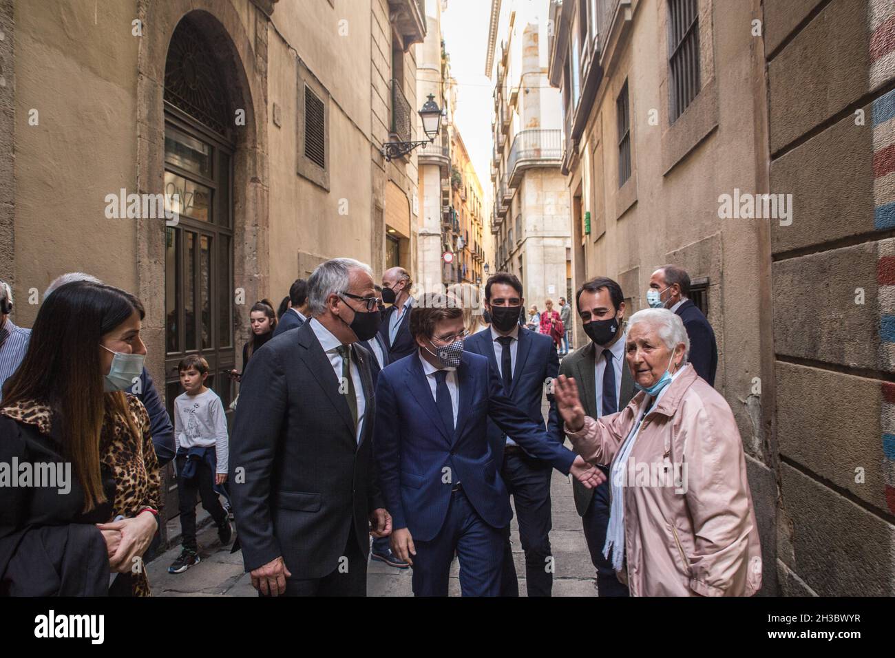 Jose Luis Martinez-Almeida, sindaco di Madrid vicino a Josep Bou, presidente del gruppo comunale del Partito popolare (PP) nel Consiglio comunale di Barcellona visto parlare con la gente nelle strade di Barcellona.il sindaco di Madrid, Jose Luis Martinez-Almeida, ha visitato Barcellona in compagnia di Josep Bou, presidente del gruppo comunale del Partito popolare (PP) del Consiglio comunale di Barcellona e ha partecipato ai media di fronte al Consiglio comunale di Barcellona per commentare le attuali questioni politiche. (Foto di Thiago Prudencio/SOPA Images/Sipa USA) Foto Stock