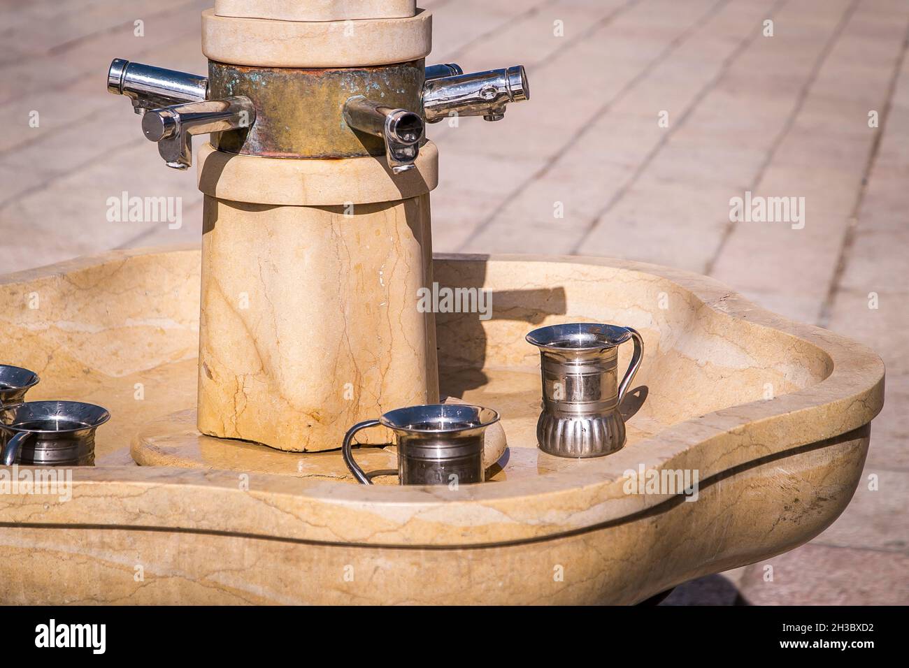 Fontana con rubinetti e tazza di lavaggio d'argento, caraffe, per la purificazione o abluzione rituale costituito da lavaggio a mano preghiera preventiva. Lavaggio dell'abluizione Foto Stock