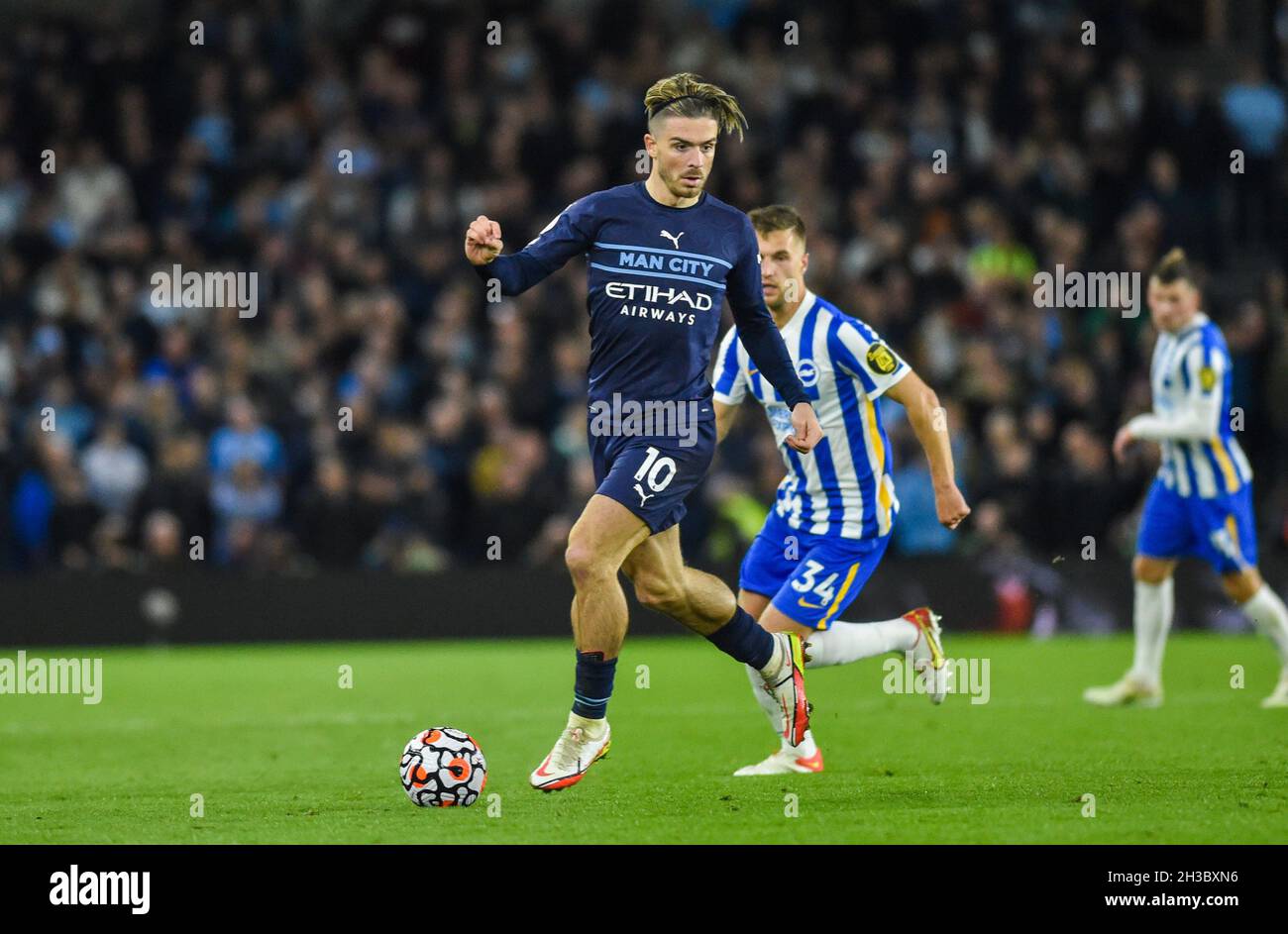 Jack Grealish di Manchester City in palla durante la partita della Premier League tra Brighton e Hove Albion e Manchester City all'American Express Community Stadium , Brighton , Regno Unito - 23 ottobre 2021 solo per uso editoriale. Nessun merchandising. Per le immagini Football si applicano restrizioni fa e Premier League inc. Nessun utilizzo di Internet/cellulare senza licenza FAPL - per i dettagli contattare Football Dataco Foto Stock