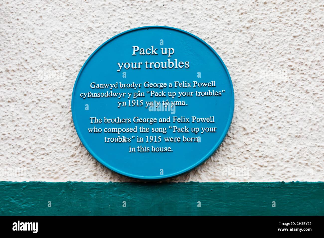 Targa blu sul muro di una casa dove sono nati i fratelli George e Felix Powell. Hanno scritto la canzone WW1 'Pack up your Troubles'. Denbighshire, Wa Foto Stock