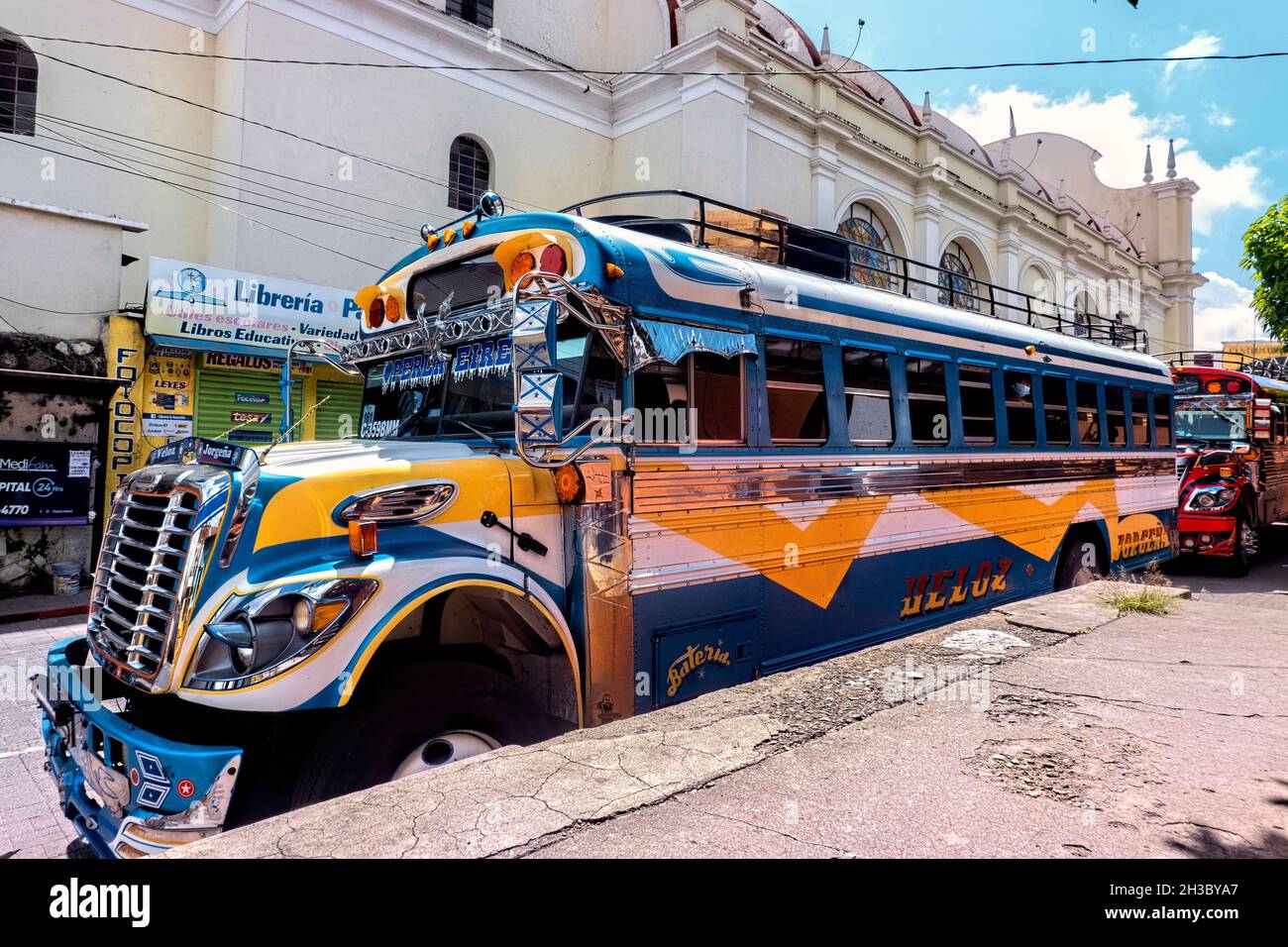 Autobus di pollo tradizionale, Antigua, Guatemala Foto Stock