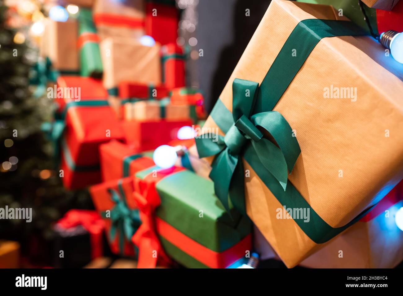 Confezioni regalo con nastri di diversi colori Foto Stock