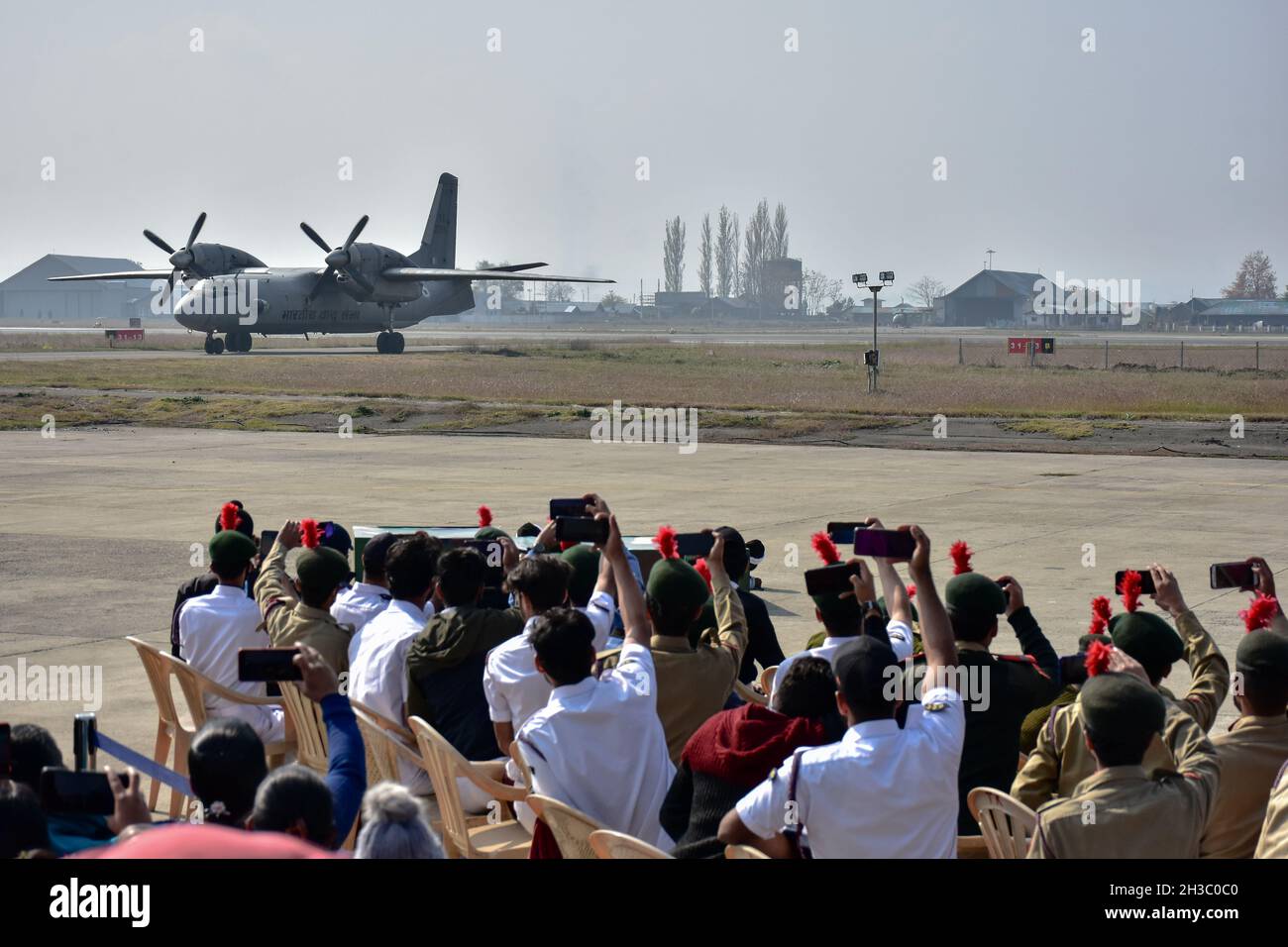 Kashmir, India. 27 ottobre 2021. National Cadet Corps (NCC) scatta foto mentre gli aerei dell'aviazione indiana si esibiscono durante una rievocazione dell'atterraggio dell'esercito indiano nel 1947 a Srinagar, presso la stazione dell'aeronautica indiana alla periferia di Srinagar. Credit: SOPA Images Limited/Alamy Live News Foto Stock