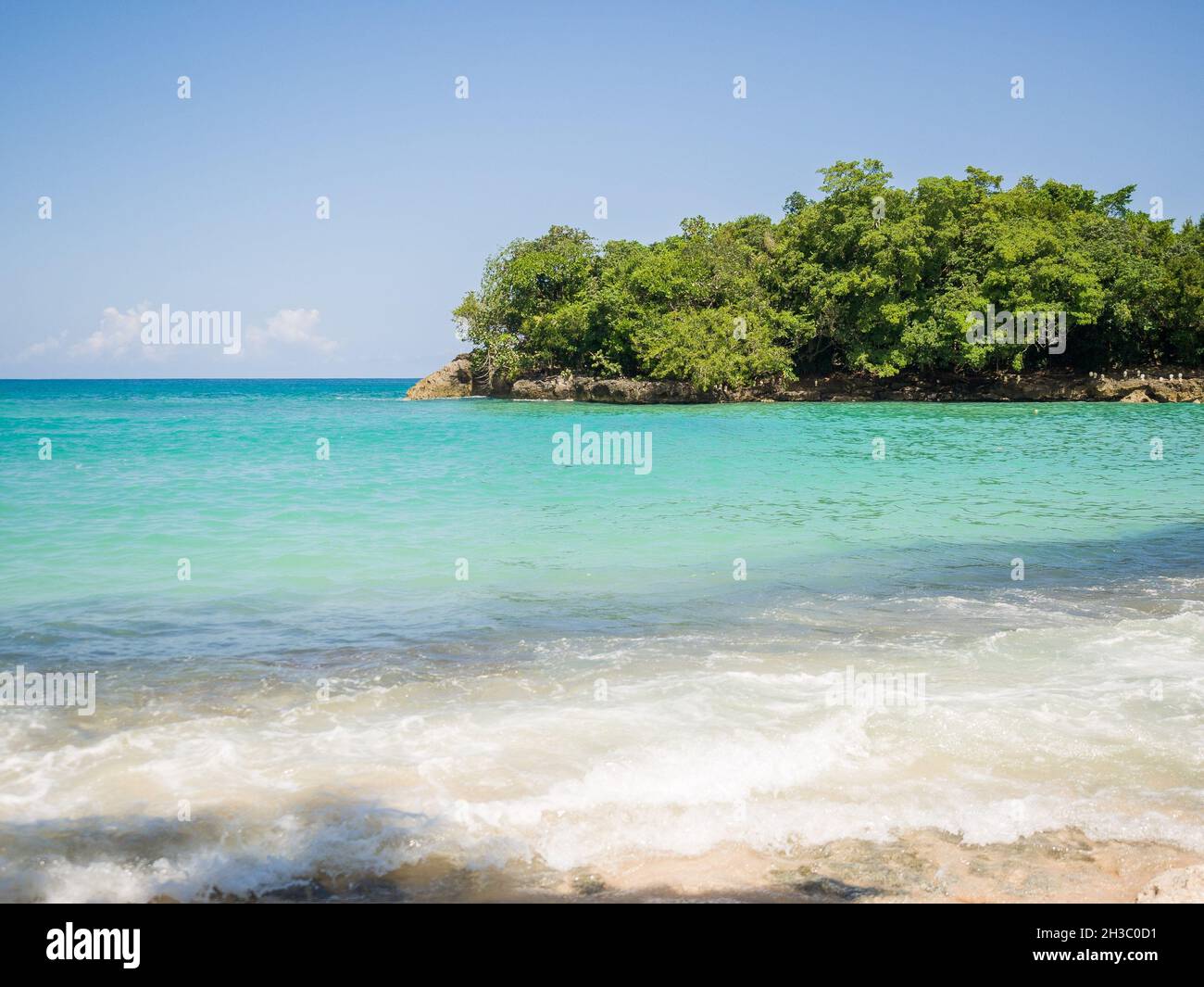 Bella vista sul mare in una giornata di sole, cielo sulla terra Foto Stock